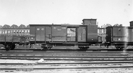 165391 Afbeelding van de bagagewagen D 2566 (serie D 2566-2575) van de N.S. te Den Haag S.S.